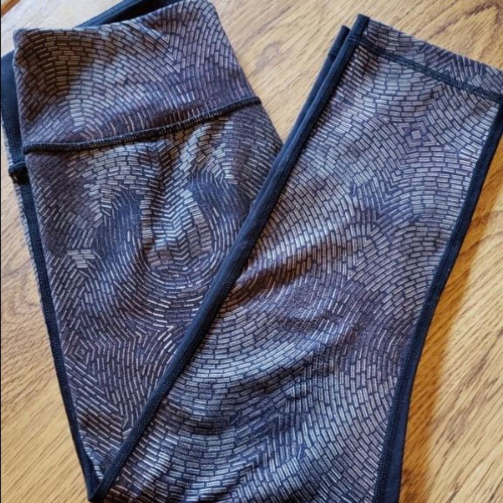 ❤️ Lululemon | Gold & Black Patterned Leggings